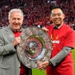 　サッカーＪ１で９季ぶりに優勝し、シャーレを手に写真に納まるジーコさんと鹿島の小泉文明社長（右）＝６日、メルカリスタジアム