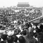 　１９８９年５月４日、北京の天安門広場で集会をする学生ら