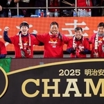 　９年ぶり９度目の優勝を果たし、笑顔で写真に納まる鹿島の柳沢コーチ（左から３人目）、鬼木監督（同４人目）ら＝メルスタ