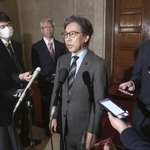 　１日、記者団の取材に応じる立憲民主党の安住幹事長＝国会