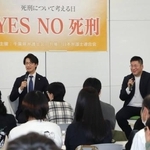 　講演会で発言する小竹克明弁護士（左）と立正大の丸山泰弘教授＝６日午後、千葉市