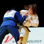 　女子５２キロ級決勝　坪根菜々子（左）を破って優勝した阿部詩＝東京体育館