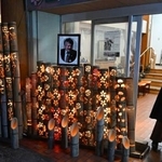 　中村哲医師の追悼行事で明かりがともされた竹灯籠＝６日夕、福岡県大牟田市