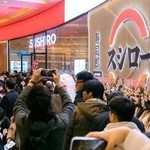 　多くの客でにぎわう、中国・上海にオープンした「スシロー」＝６日（共同）