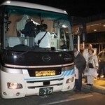 　定期運行が始まった「ベッド型」座席を備えた夜行バスに乗り込む乗客＝６日夜、高知市