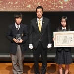 　地方創生担当大臣賞に選ばれた、愛知県立猿投農林高校チームのメンバー。中央は黄川田地方創生相＝６日午後、東京都千代田区