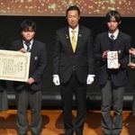 　地方創生担当大臣賞に選ばれた奈良県立青翔高校チームのメンバー。中央は黄川田地方創生相＝６日午後、東京都千代田区