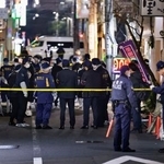 　赤ちゃんの頭部のようなものが見つかった現場の雑居ビル付近に集まる警視庁の捜査員ら＝６日午後１１時５１分、東京都墨田区