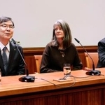 　カロリンスカ研究所での公式記者会見で、質問に答えるノーベル生理学・医学賞の坂口志文・大阪大特任教授（左）＝６日、ストックホルム（共同）