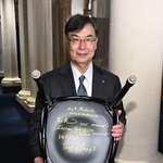 　ストックホルムのノーベル博物館を訪問し、椅子の裏に書いたサインを披露する坂口志文・大阪大特任教授＝６日（ロイター＝共同）