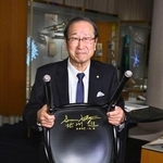 　ストックホルムのノーベル博物館を訪問し、椅子の裏に書いたサインを披露する北川進・京都大特別教授＝６日（ロイター＝共同）