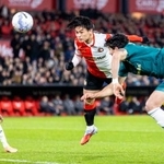 　ズウォレ戦の前半、先制ゴールを決めるフェイエノールトの上田（中央）＝ロッテルダム（ゲッティ＝共同）