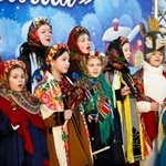 　６日、ウクライナ・ボロディアンカで、クリスマスソングを歌う子どもたち（共同）