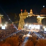 　６日、ヨルダン川西岸ベツレヘムの聖誕教会前の広場で点灯されたクリスマスツリー（共同）