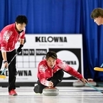 　男子１次Ｌ　米国戦の第２エンド、ショットを放つ山口。左は山本、右は小泉＝ケロウナ（共同）