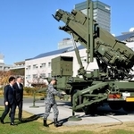 　自衛隊のＰＡＣ３を見学する（左から）小泉防衛相、オーストラリアのマールズ副首相兼国防相＝７日午前、防衛省