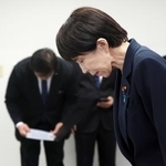 　能登半島地震・奥能登豪雨犠牲者の献花台前で黙とうする高市首相＝７日午前、石川県輪島市（代表撮影）