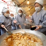 　京都市上京区の千本釈迦堂で始まった冬の風物詩「大根だき」＝７日午前