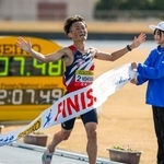 　防府読売マラソン男子で、日本勢最高の２位でゴールする西山和弥＝ダイキョーニシカワスクエア陸上競技場