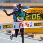 　防府読売マラソン男子で、２時間６分５８秒の大会新記録で優勝したワークナー・デレセ＝ダイキョーニシカワスクエア陸上競技場
