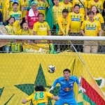 　千葉-大宮　後半、ヘディングで決勝ゴールを決める千葉・河野（左）。ＧＫ加藤＝フクアリ