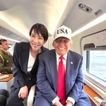 　高市首相のＸ（旧ツイッター）に投稿された、トランプ米大統領（右）と「マリーンワン」の機内で笑顔を見せるツーショット写真