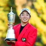 　通算１３アンダーで優勝し、トロフィーを手に笑顔の小木曽喬＝東京よみうりＣＣ