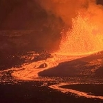 　噴火した米ハワイ島のキラウエア火山＝６日（ＵＳＧＳのユーチューブチャンネルから、共同）