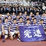 　早大を破り５年ぶり１９度目の優勝を決め、喜ぶ明大の選手たち＝国立競技場