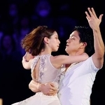 　エキシビションで演技するペアの三浦璃来（左）、木原龍一組＝ＩＧアリーナ