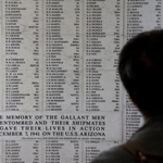 　アリゾナ記念館の壁に刻まれた、真珠湾攻撃の犠牲者の名前を見つめる本村チヨ子さん＝６日、米ハワイ・真珠湾（共同）