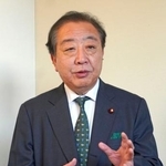 　記者団の取材に応じる立憲民主党の野田代表＝７日午後、滋賀県米原市