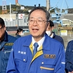 　記者団の取材に応じる公明党の斉藤代表＝７日午後、大分市