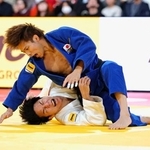 　男子６６キロ級準決勝　武岡毅（下）と対戦する阿部一二三＝東京体育館