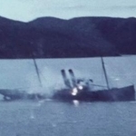 　１９４５年７月３１日、長崎県・大村湾で米軍機の機銃掃射を受ける輸送船（豊の国宇佐市塾提供）