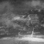 　１９４５年３月２３日、米軍機の空襲を受ける沖縄県渡嘉敷村の集落（豊の国宇佐市塾提供）