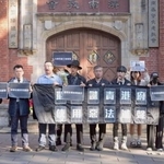 　香港の高層住宅群の火災犠牲者を追悼する集会に参加した人たち＝７日、台北（共同）