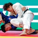 　男子６６キロ級決勝　顕徳海利（下）を破って優勝した阿部一二三＝東京体育館