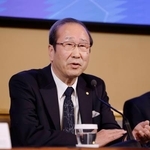 　公式記者会見で質問に答えるノーベル化学賞の北川進・京都大特別教授＝７日、ストックホルム（共同）