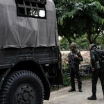 　タイ・スリン県で軍用車の近くに立つタイ軍兵士＝７月（ゲッティ＝共同）