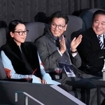 　浅田真央さん（左）と並んで観戦する国際スケート連盟の金載烈会長（中央）＝６日、ＩＧアリーナ
