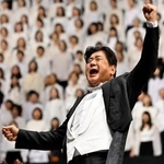 　「サントリー１万人の第九」で指揮をする佐渡裕さん＝７日午後、大阪市中央区（（Ｃ）ＭＢＳ／サントリー１万人の第九）