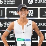 　バレンシア・マラソンで日本新の２時間４分５５秒で４位に入り、笑顔で取材に応じる大迫傑＝７日、スペイン・バレンシア（共同）