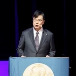 　ノーベル賞受賞の記念講演をする坂口志文・大阪大特任教授＝７日、ストックホルムのカロリンスカ研究所（共同）