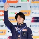 　男子５００メートルで３位となり、表彰式で手を振る森重航＝ヘーレンフェイン（共同）