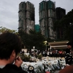 　火災が起きた高層住宅群近くに手向けられた花束＝７日、香港（共同）