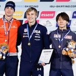 　男子５００メートルで３位に入った森重航（右）。中央は優勝したジョーダン・ストルツ＝ヘーレンフェイン（共同）