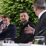 　５月、ウクライナの首都キーウで首脳会合を開き、共同記者会見する（左から）ドイツのメルツ首相、フランスのマクロン大統領、ゼレンスキー大統領、英国のスターマー首相