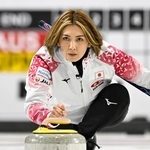 　女子１次Ｌ　オーストラリア戦の第２エンド、ショットを放つ吉村＝ケロウナ（共同）