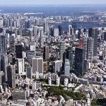 　東京都の高層ビル群＝７月（共同通信社ヘリから）